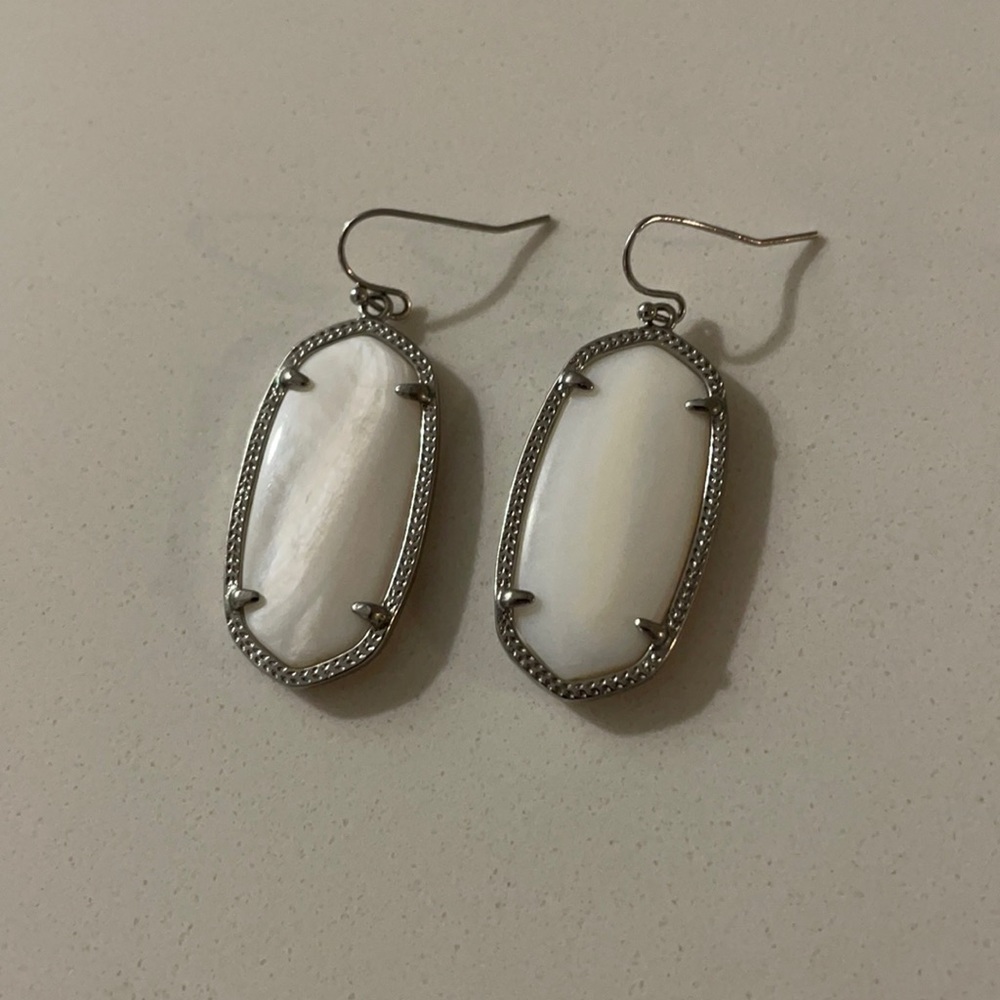 Kendra Scott Elle earrings in white pearl
